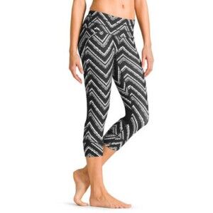 ATHLETA Zig Zag Relay Black White Chevron Capri Leggings Size SP Petite S